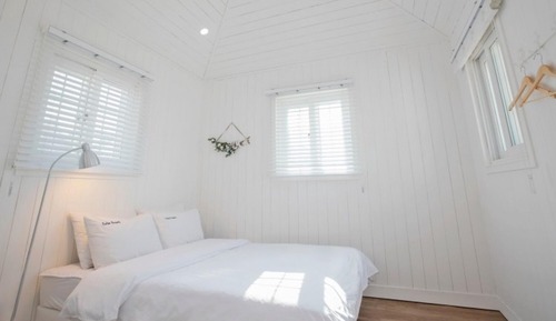 Room (No 201 )
