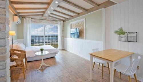 Room (205 (Whirlpool Spa))