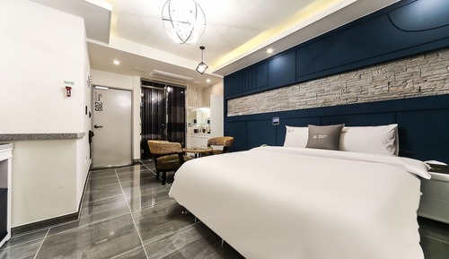 Room (Premium (massage bed large bathtub st)