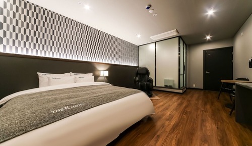 Room (Suite (large king size bed/full body )
