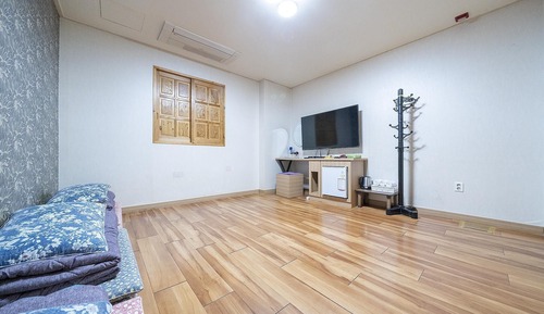 Room (Jun Ondol (available on Netflix))