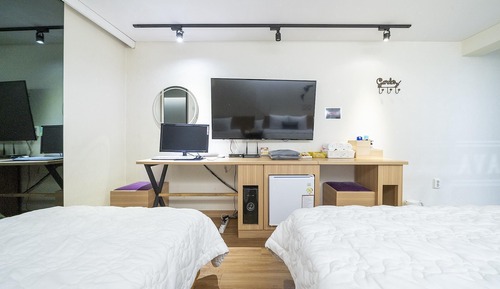 Room (Semi-private room (twin bed / Netflix)