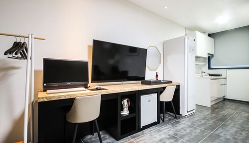 Room (VIP (condo room))