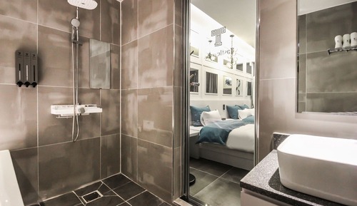 Room (Twin (disposable sanitary bedding Net)