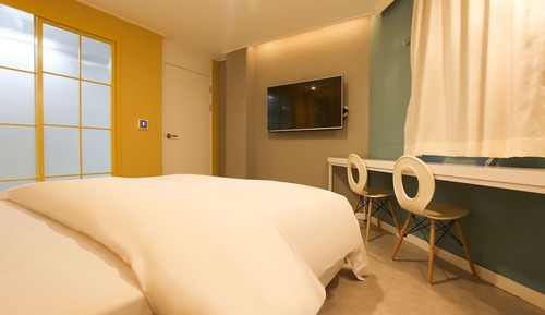 Room (Standard room (Netflix viewing availa)