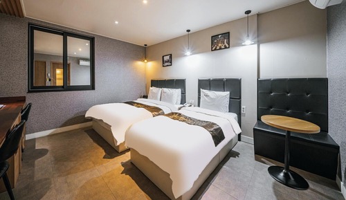 Room (Deluxe twin bed (air dresser Netflix )