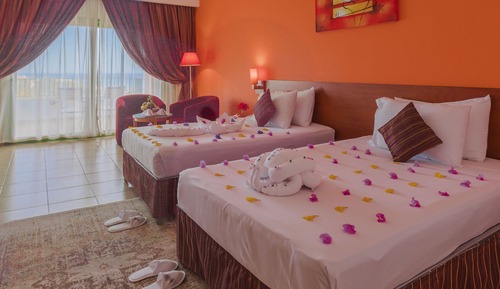 Standard double room (side sea view)