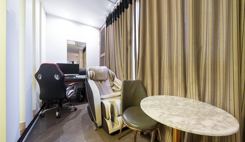 Room (Suite movie room (75 smart TV/massage)