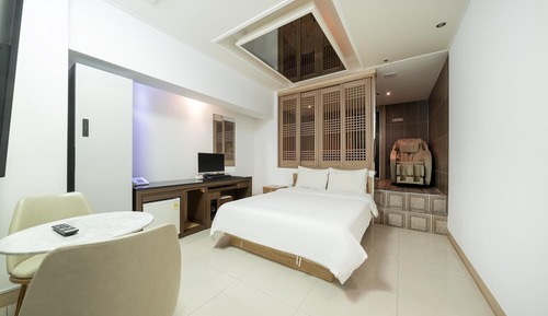 Room (Premium (70 smart TV/styler/spa batht)