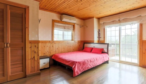 Room (Happy Room (Studio))
