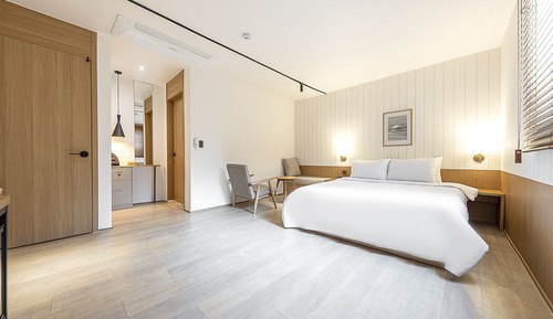 Room (Premium (Netflix available/system air)