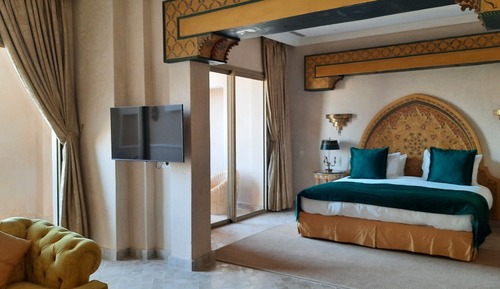 Senior Studio Suite, 1 King Bed, Air conditioning