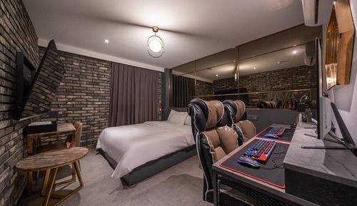 Room (Deluxe (Bag 2PC Netflix Wave Watching)