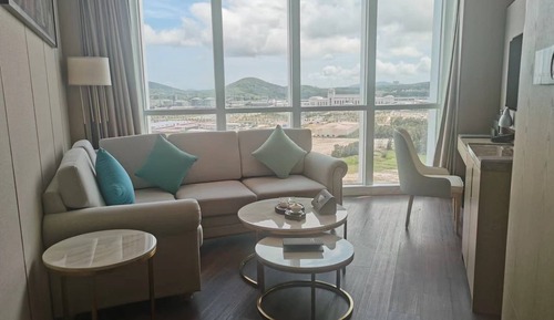 Senior Suite, 1 King Bed, Smoking