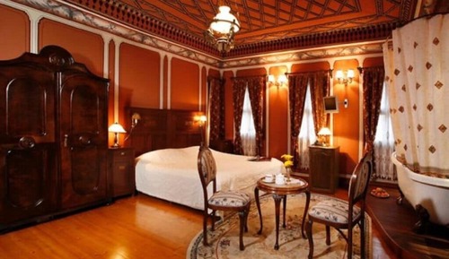 Antique Room with ancient bathtub