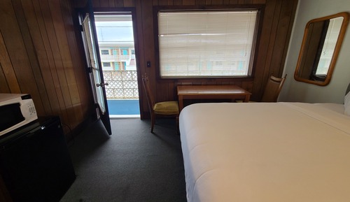 Standard Room, 1 Queen Bed, Private Bathroom, Courtyard View (Standard Single Queen)