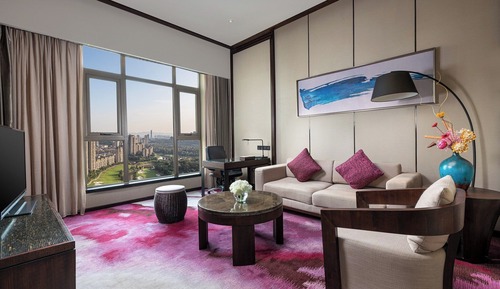 1 King Studio Suite Dining Meeting