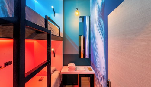 Polynesian Cabin Twin, shared bathrooms