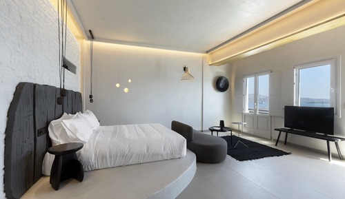 Deluxe Suite outdoor hot tub sea view