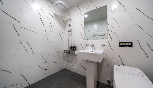 Room (VIP (PUBG 2PC/Netflix available massa)