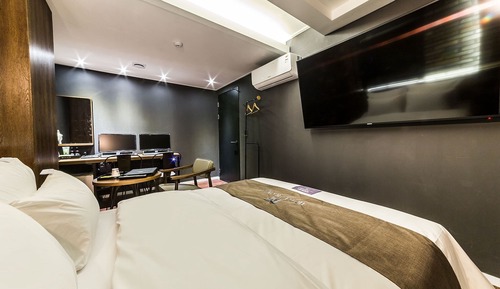 Room (Premium (OTT))