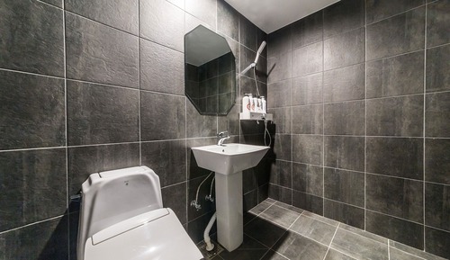 Room (Standard (Netflix Youtube))