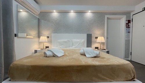 Deluxe Apartment, 1 Queen Bed with Sofa bed, Kitchen, Partial Sea View