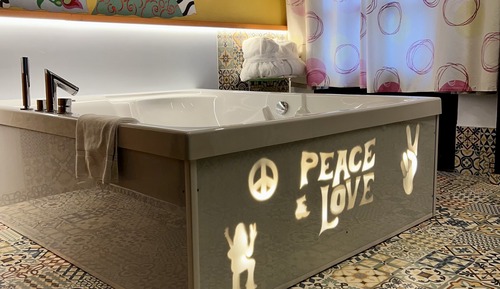 Deluxe Studio Suite (Jacuzzi)