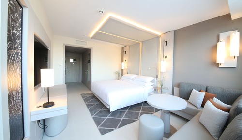 Executive Suite, 1 King Bed, Pool View