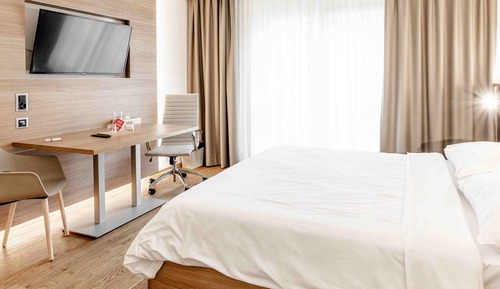 Superior Room, 1 Queen Bed, Kitchen, Courtyard View