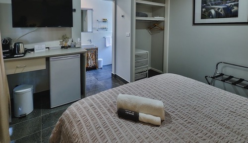 Deluxe Single Room, 1 Queen Bed, Private Bathroom, Garden View