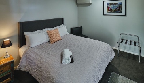 Deluxe Single Room, 1 Queen Bed, Private Bathroom, Garden View