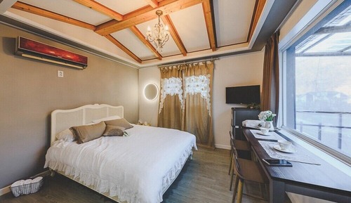 Room (White)