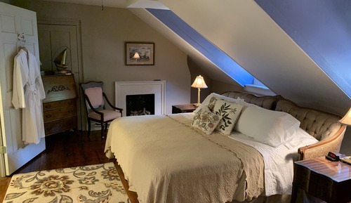 Suite, 1 King Bed, Ensuite, City View