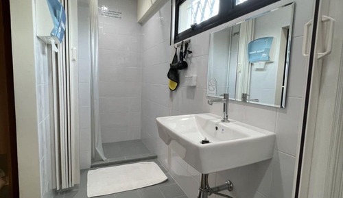 10-Bed Family room with Bathroom