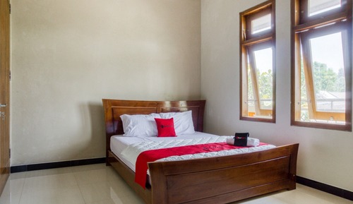 Deluxe Room (RedDoorz)