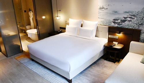 Deluxe Room, 1 King Bed, Balcony, Lake View