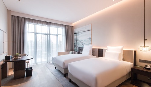 Deluxe Room, 2 Twin Beds, Lake View