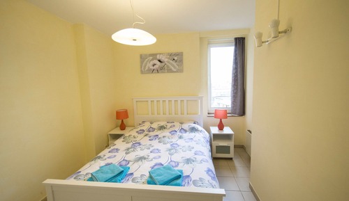 SPACIOUS AND SUNNY BEAUTIFUL APARTMENT (5C)