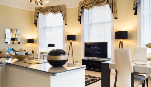 "Sheer Luxe" Luxury Apartment King Bed with Bath & Shower