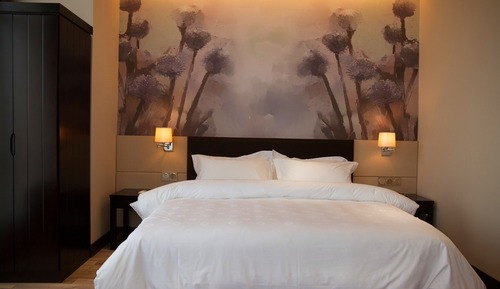 Double Room (Super Sassy)