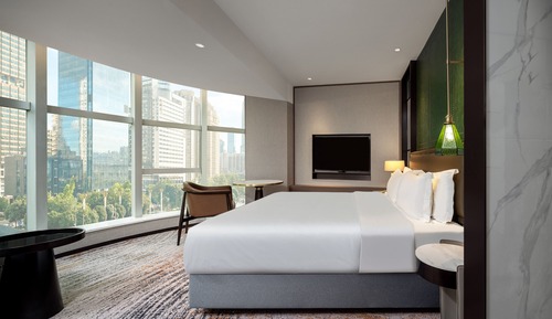 Luxury Queen Bed Room