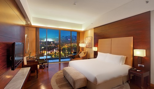 1 King Bed with Club Access