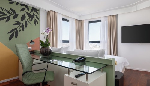Deluxe Room, 1 King Bed, Corner