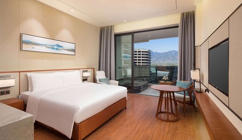 Deluxe Room, 1 King Bed, Smoking (Hot Spring View)