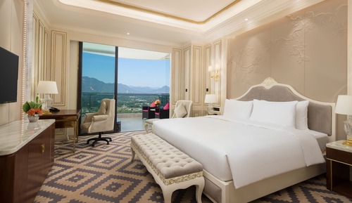Executive Suite, 1 King Bed, Smoking