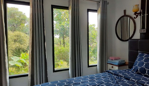 Basic Double Room, 1 King Bed, Garden View