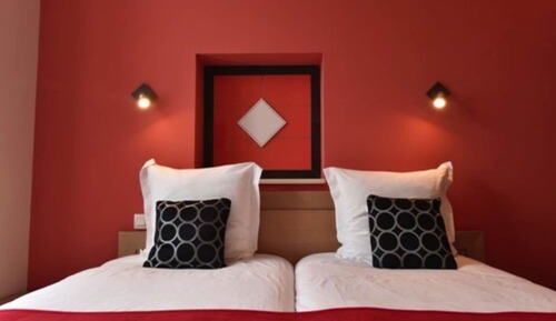 Double Room (Rouge Framboise)