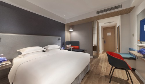 Standard Room, 1 King Bed, Balcony