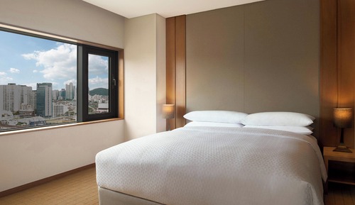 Suite, 1 King Bed, City View, Corner